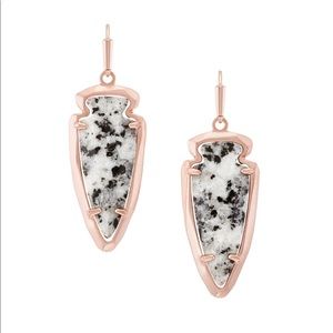🖤 Kendra Scott rose gold arrowhead earrings 🖤